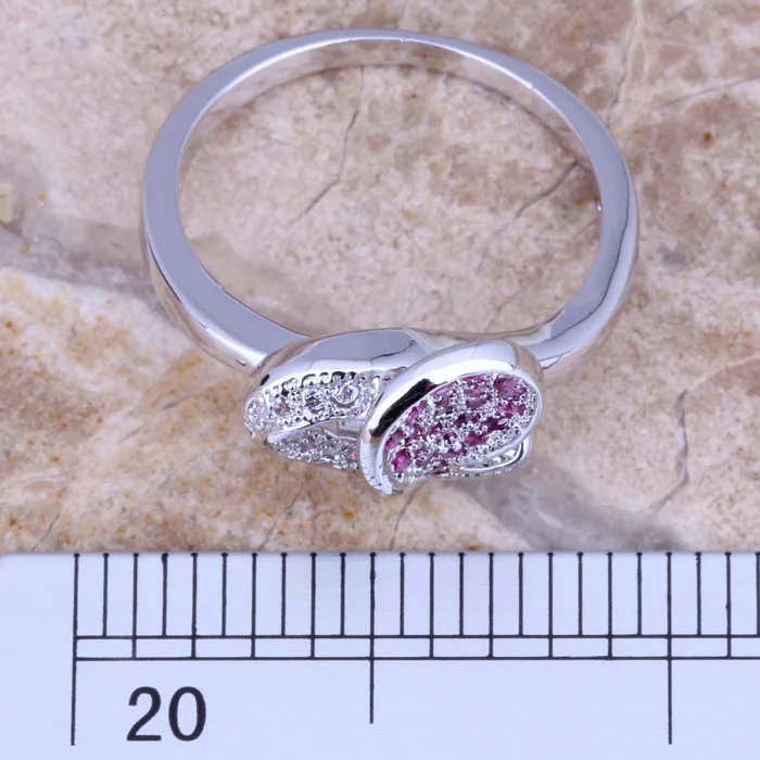 Изысканное кольцо с красным кубическим цирконием и белым фианитом посеребренное