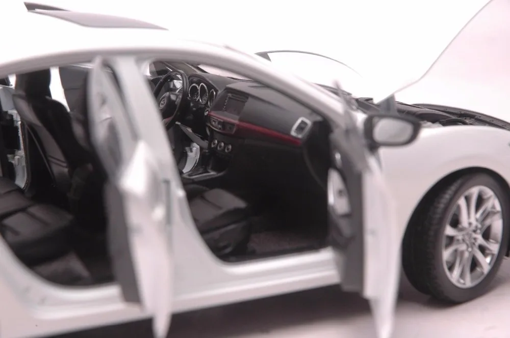 1:18 литья под давлением модель для Mazda 6 Atenza белый Седан сплав игрушечный автомобиль миниатюрная коллекция подарок MX5 MX