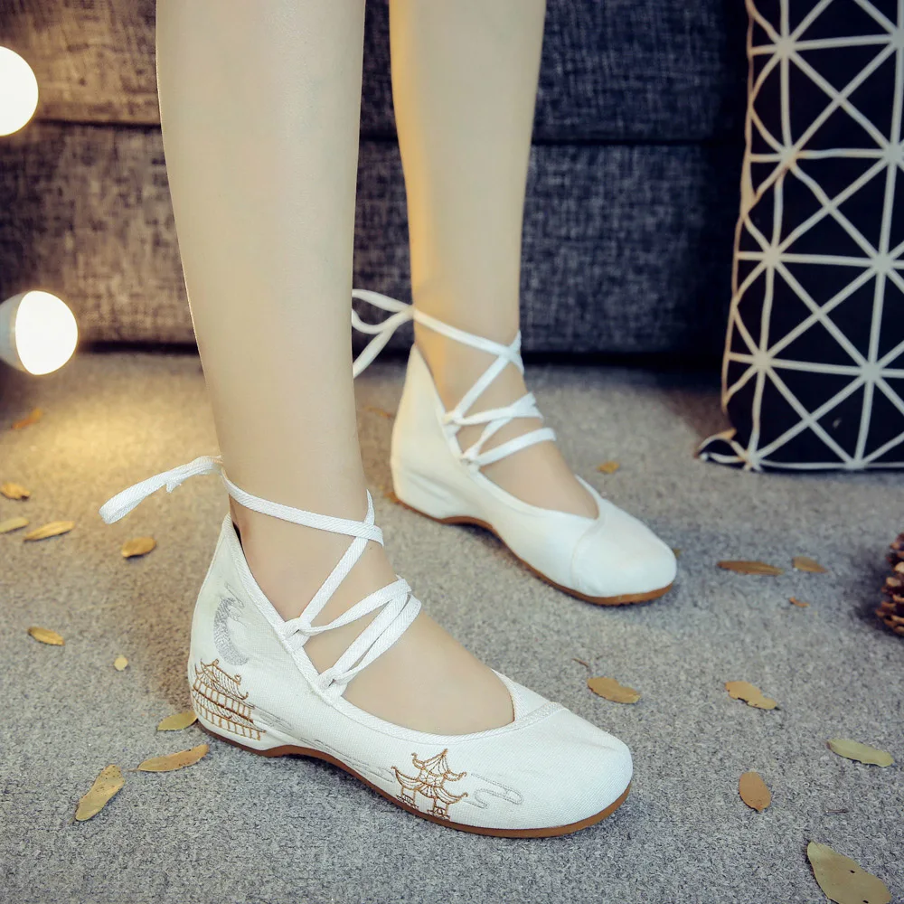 Женские балетки на плоской подошве в китайском стиле с вышитыми бабочками и