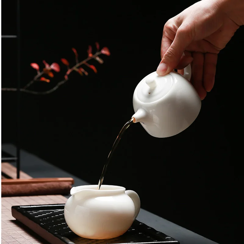 

200ML Brief Pure White Ceramic Porcelain Teapot Filter Hole Black Tea Kettle Chinese Kung Fu Tea Set Drinkware Coffee Milk Pot