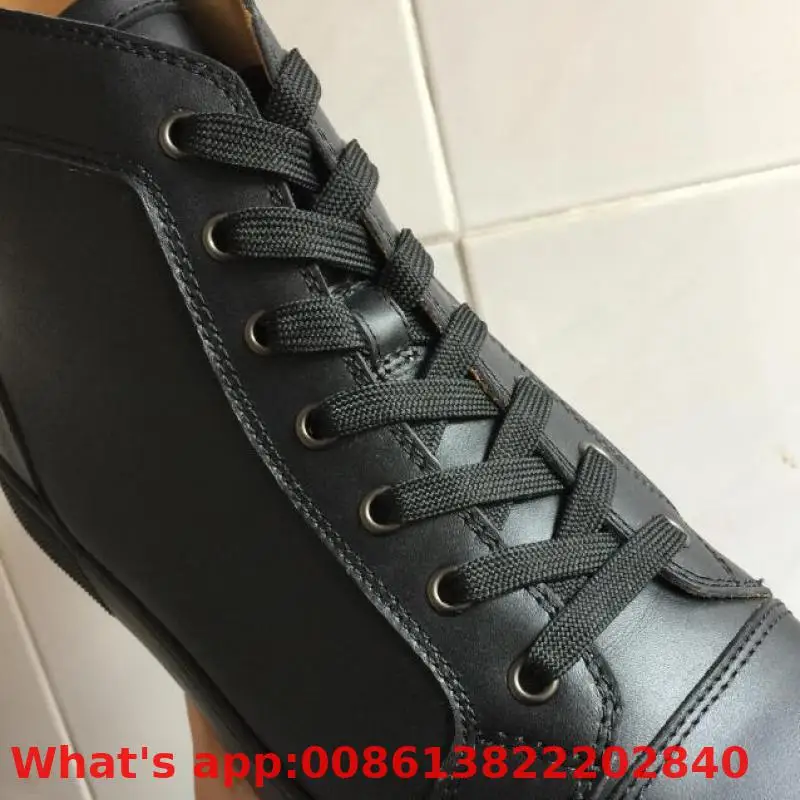 Мужские кроссовки на шнурках черные матовые кожаные с заклепками красной