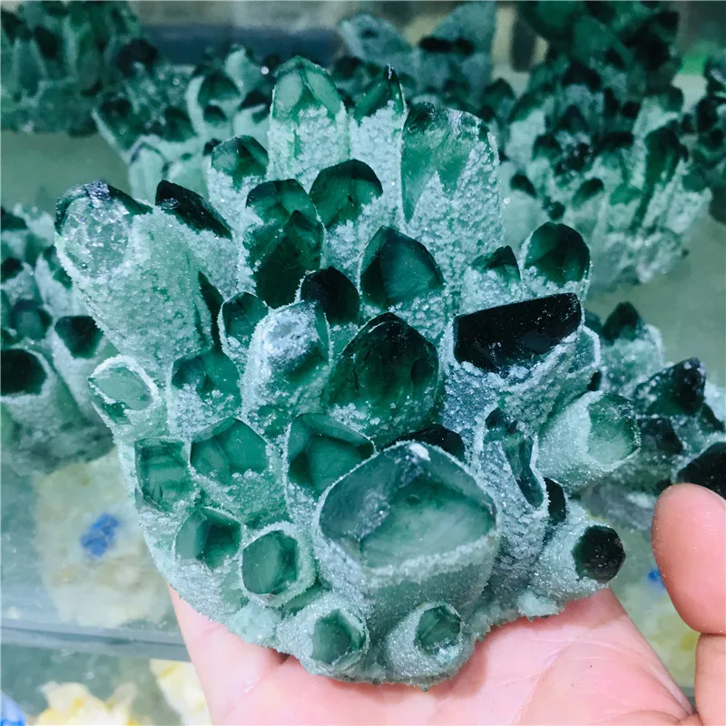 Новооткрытых зеленый кристалл кварца кластера минеральной с лечебным действием