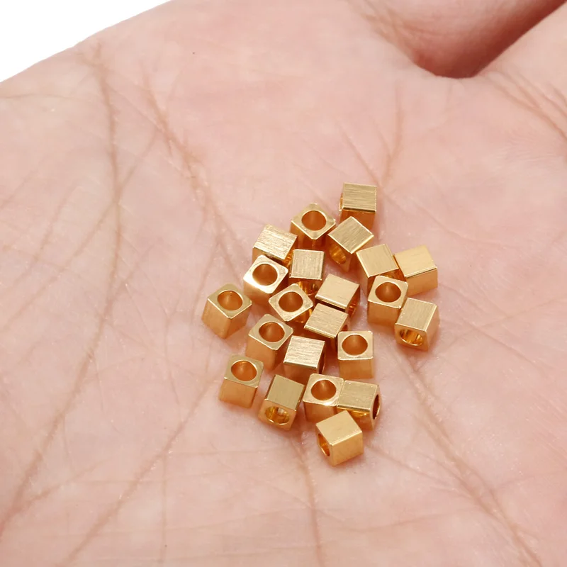 Золотистые гладкие небольшие кубики из нержавеющей стали незакрепленные бусины