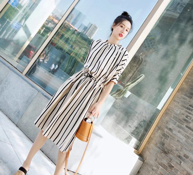 Женское платье в черно-белую полоску с круглым вырезом и высокой талией большие