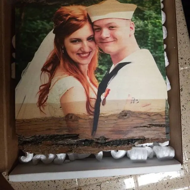 Персонализированные newlywed изображения передаваемые в деревянные украшения дом