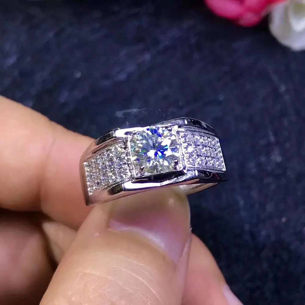 Мужские кольца Moissanite, в настоящее время самые популярные драгоценные камни, имеют высокую твердость, сравнимую с бриллиантами. 925 серебро