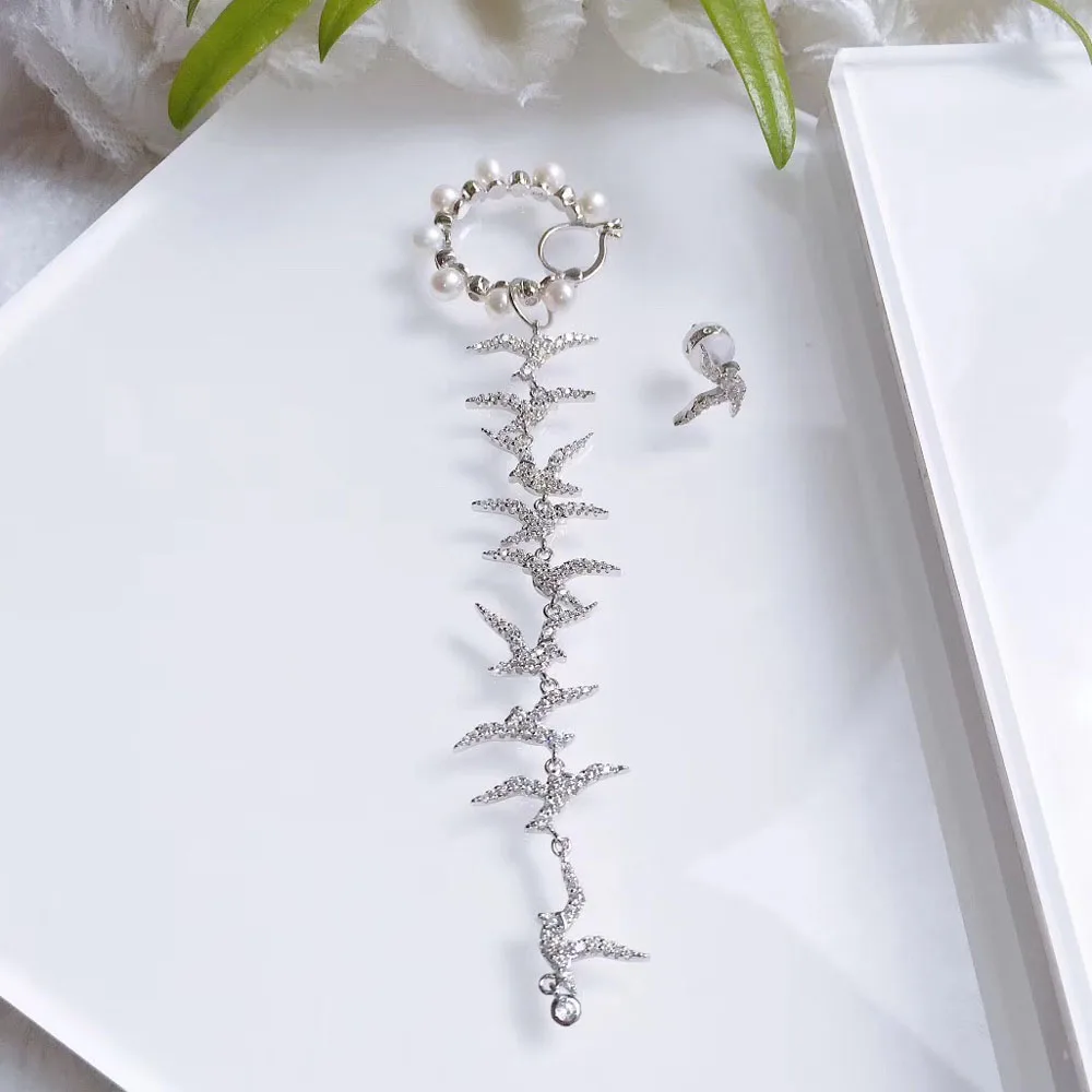 Женские асимметричные серьги-гвоздики из серебра 925 пробы с фианитом | Украшения