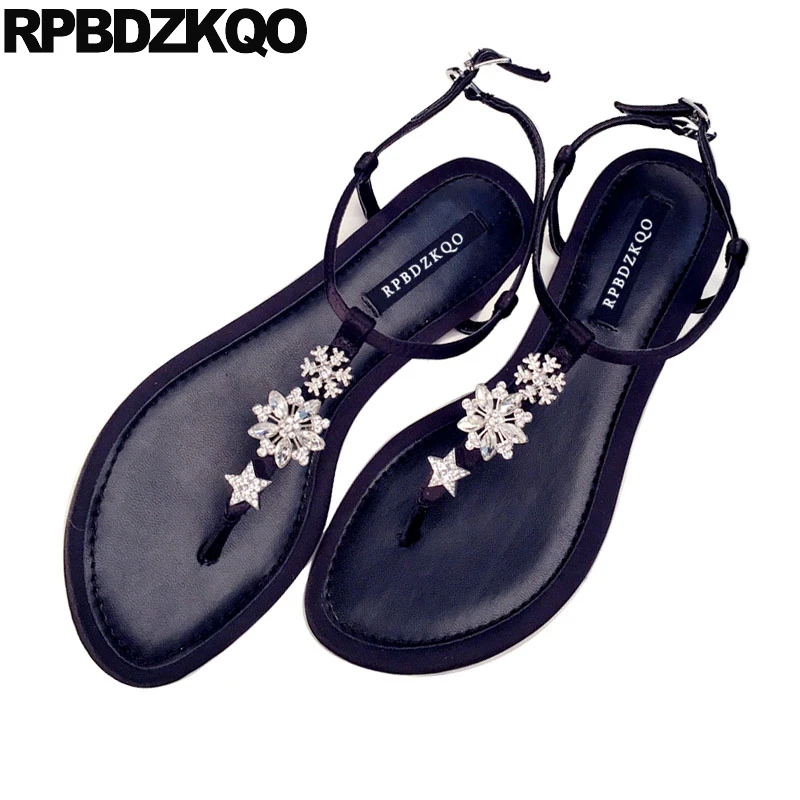 Женские босоножки с Т-образным ремешком черные на плоской подошве кристаллами 2021