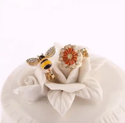 Fashion Korea Design bee and daisy flower Asymmetric stud earrings animal for women jewelry wholesale | Украшения и аксессуары