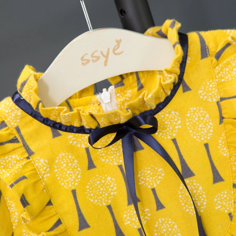 Желтое платье для маленьких девочек с длинными рукавами и круглым вырезом