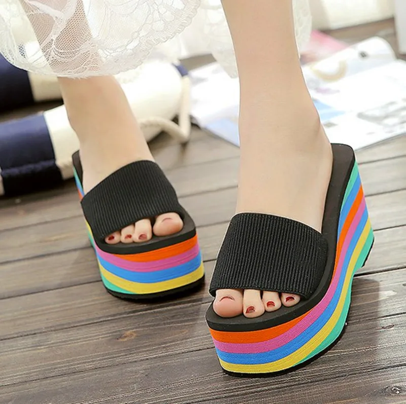 Женская обувь сезон лето радужные цвета на танкетке очень высокий каблук