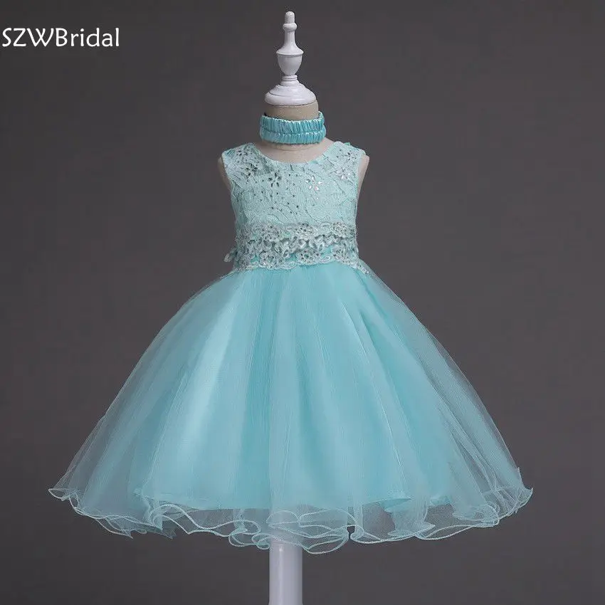 Женское кружевное платье с цветочным принтом из тюля высоким воротом и бусинами