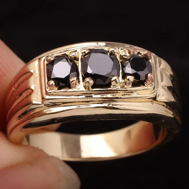 Мужское кольцо золотого цвета с 3 камнями и кристаллами из фианита тяжелое