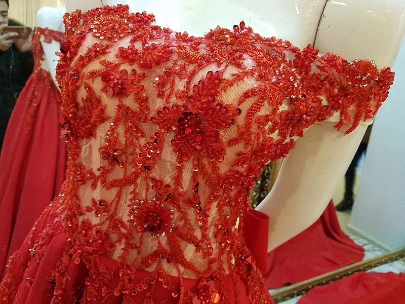 Роскошное вечернее платье без рукавов расшитое бисером и жемчугом с аппликацией