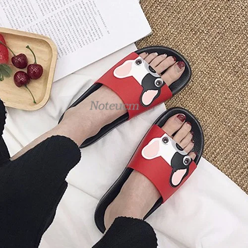 A85W01 red Летняя женская обувь; femme tong; шлепанцы для ванной с героями мультфильмов; dames huose; пляжные шлепанцы для спальни; обувь для бассейна на плоской подошве; шлепанцы с изображением бульдога для женщин - Цвет: A85W01 red