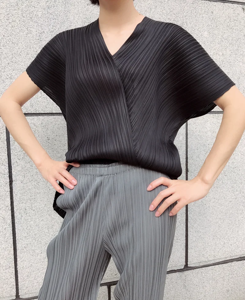 Женский плиссированный пуловер LANMREM с коротким рукавом и треугольным вырезом