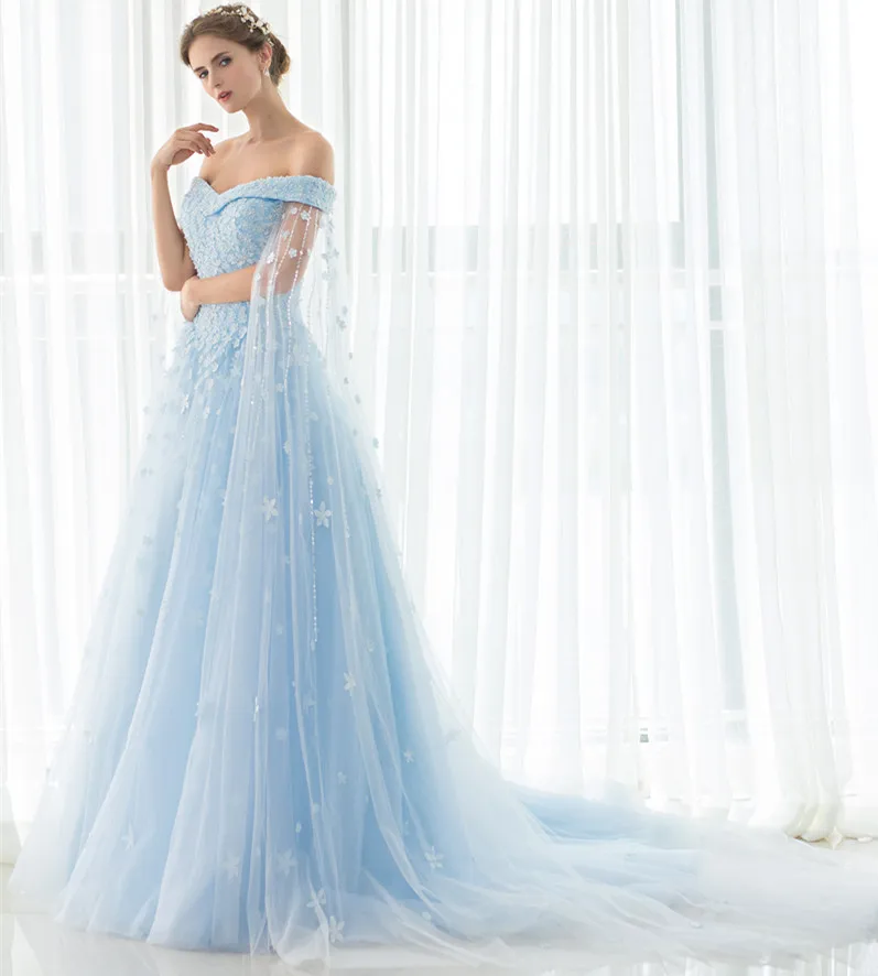 Роскошное светло-голубое фатиновое платье с открытыми плечами и коротким