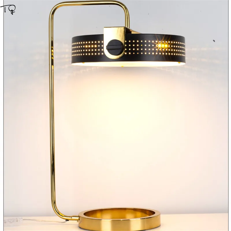 Скандинавская постмодерн Золотая черная металлическая настольная лампа