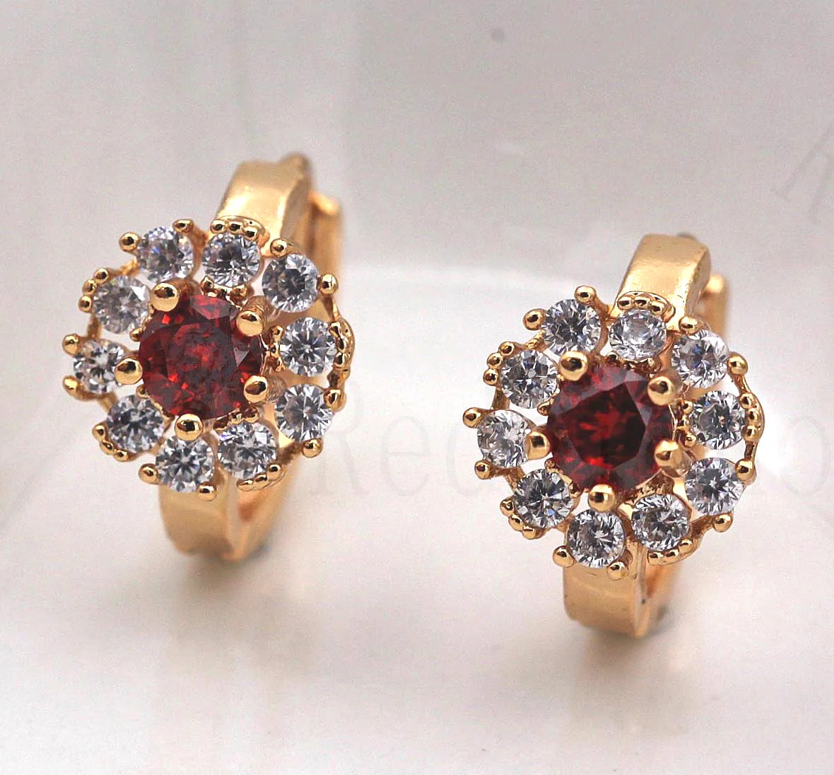 Женские серьги кольца с круглым цирконом золотого цвета|Серьги-кольца| |