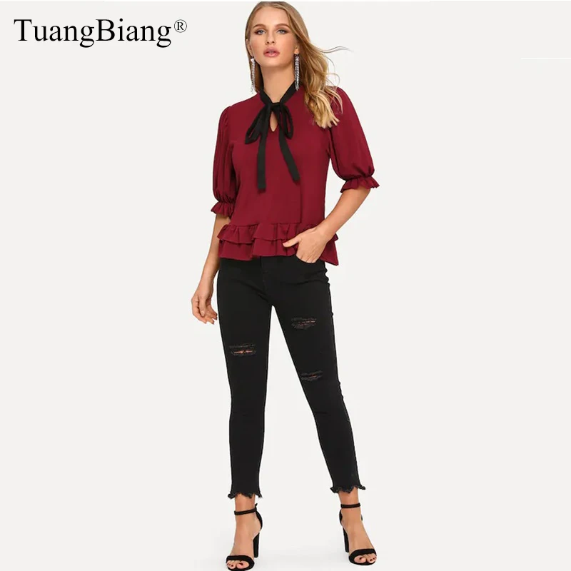 Женская плиссированная блузка бордового цвета на шнуровке с оборками рукавом