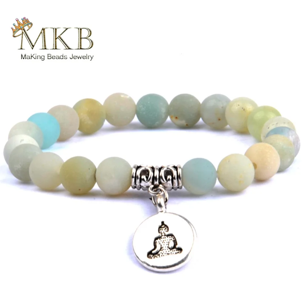 Мужской натуральный камень тигровый глаз украшенный бисером маленький амулет