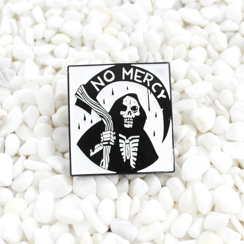 Рамка для фотографии RNG черно-белая с изображением смерти, дьявола и скелета, металлическая, с эмалью, индивидуальный значок в виде косы, бейдж с надписью "не жалей", брошь на лацкан, подарок.