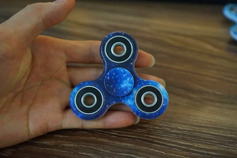 Распродажа Спиннер ручной Спиннер снятие стресса Tri-Spinner Спиннер ручной Спиннер камуфляж многоцветный EDC фокус Игрушки B0507