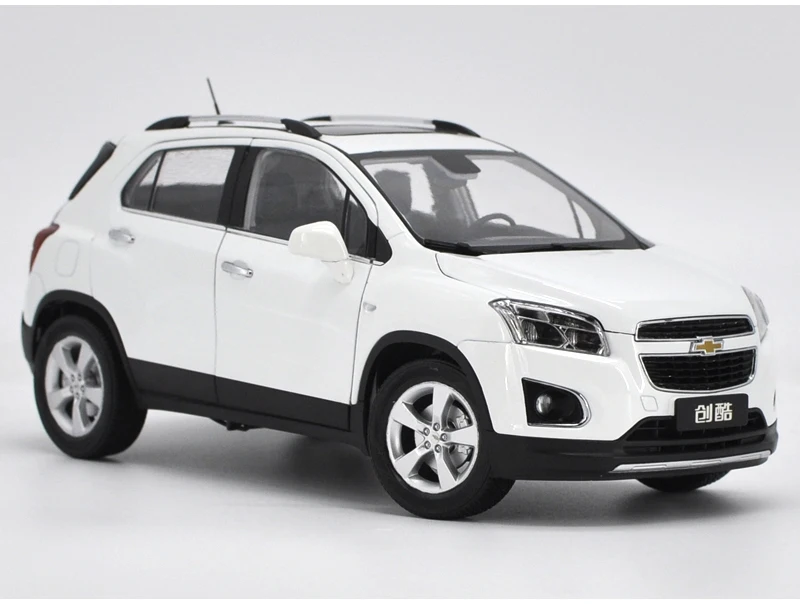 1:18 GM Cherolet Шевроле Тракс белый красный внедорожник сплава литья под давлением автомобилей модель SUV для взрослых подарки коллекции Оригинальная коробка