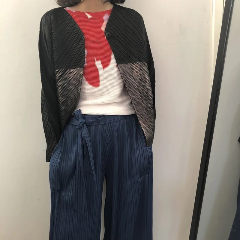 Женская куртка Changpleat черная Свободная с треугольным вырезом большие размеры