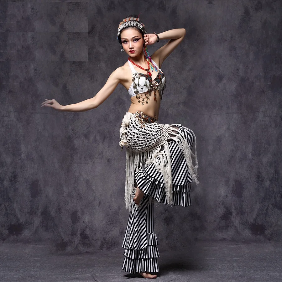 Костюм для танца живота из бюстгальтера длинных брюк и пояса на бедрах |