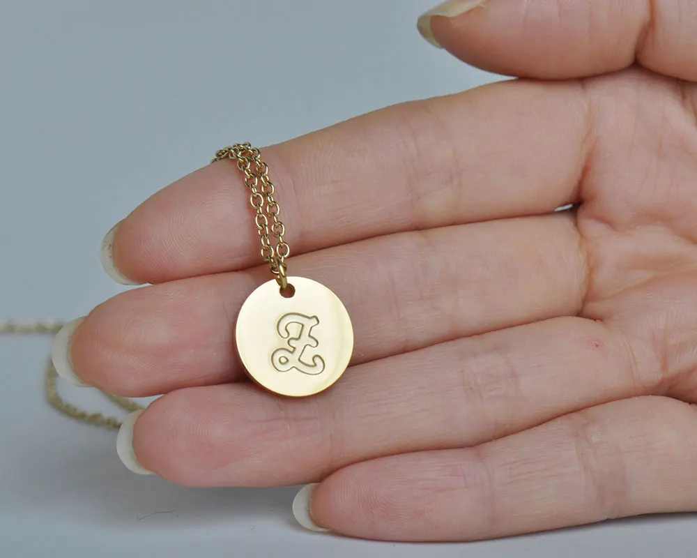 

AOLOSHOW Initials Letter Disc Necklace for Women Dainty Stainless Steel Gold color Round Jewelry Charm Pendant Necklace NL2600-2