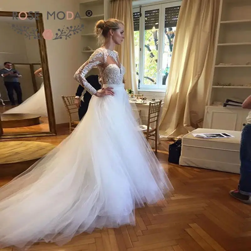 Свадебное платье-футляр с круглым вырезом и длинными кружевными рукавами со