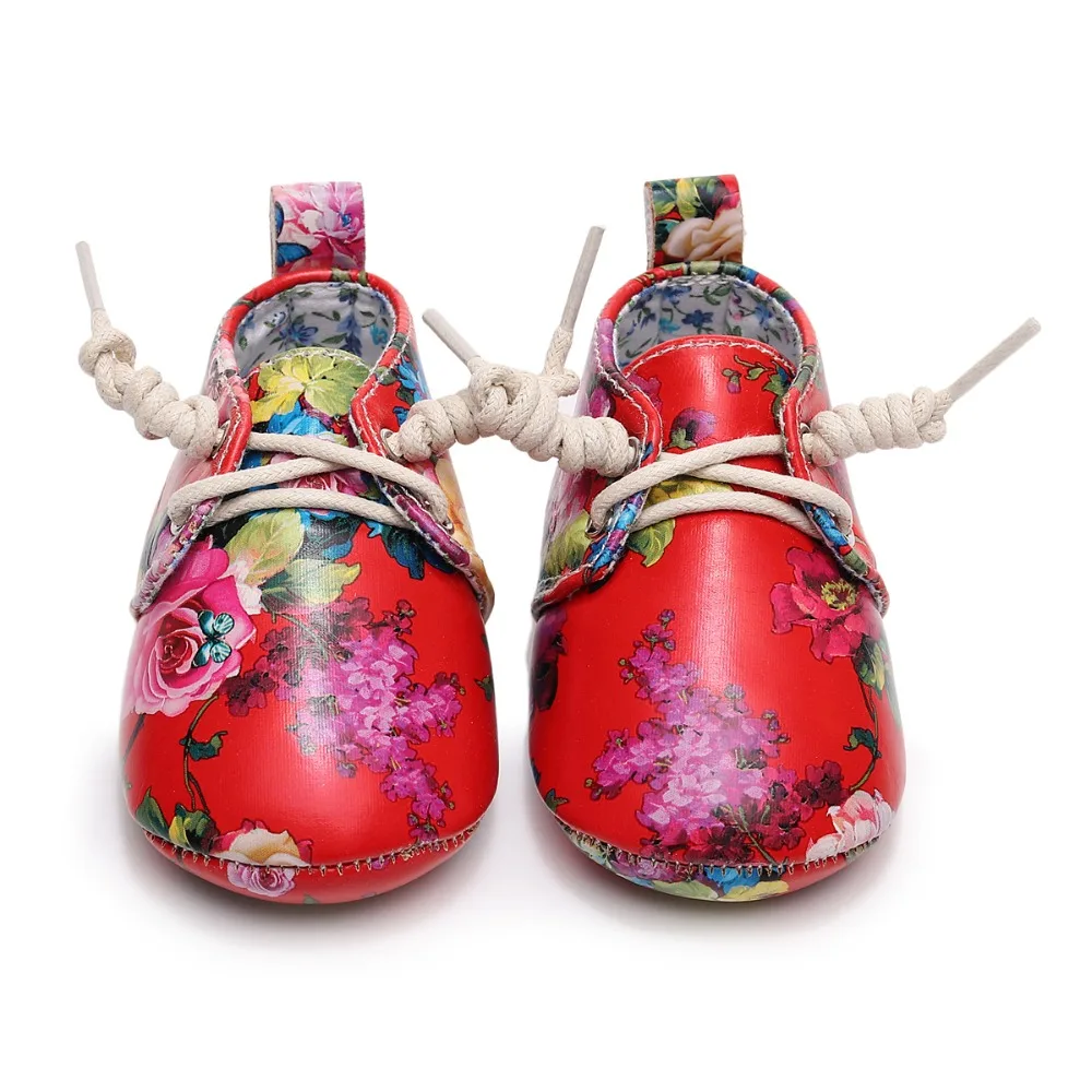 Обувь для маленьких мальчиков и девочек Демисезонный из искусственной кожи, для детей мокасины с жесткой подошвой с цветочным принтом обувь для новорожденных, которые делают первые шаги для малышей на возраст от 0 до 24 месяцев