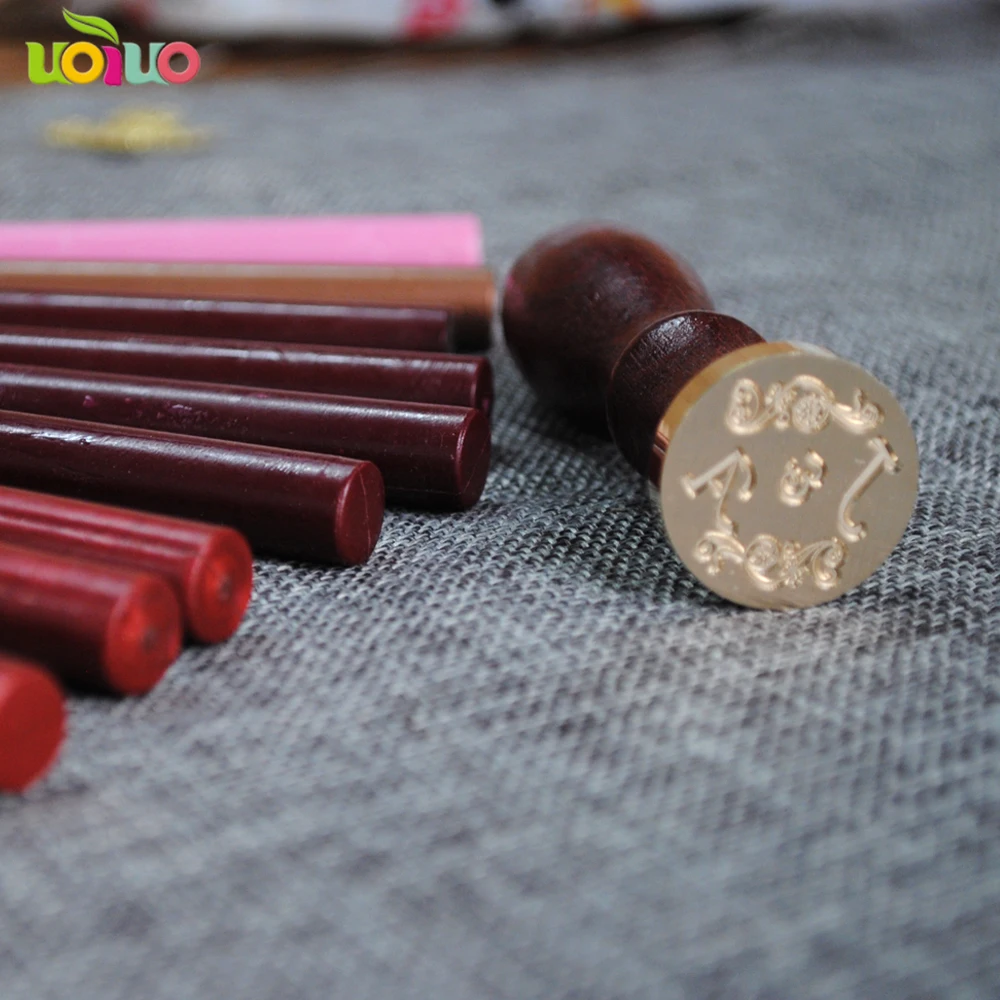 

Специальная печать и воск в различных цветах для конверта