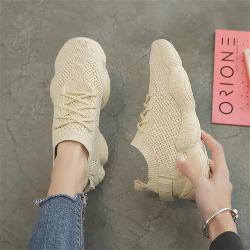 Женские кроссовки Flyknit белые из вулканизированной ткани на плоской подошве