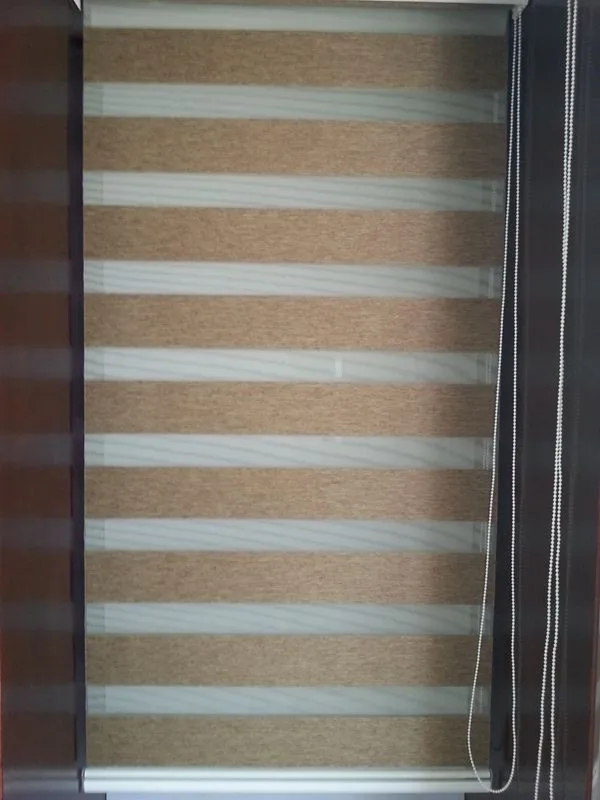 Сделанные на заказ затемняющие двухслойные роликовые жалюзи зебры коричневые