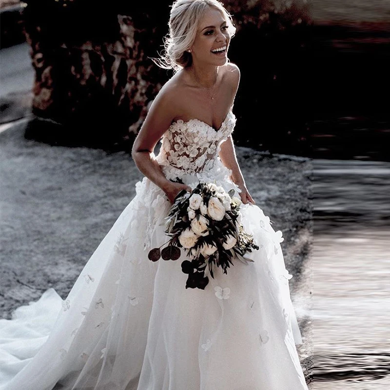 

Boho Wedding Dress 2019 Appliqued With 3D Flowers Tiered Tulle Skirt A-Line Sexy Backless Beach Bride Dress White Wedding Gowns