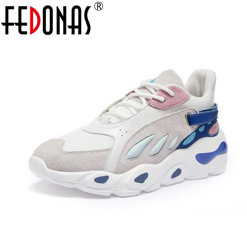 Женские кроссовки FEDONAS черные из спилка на плоской подошве платформе с