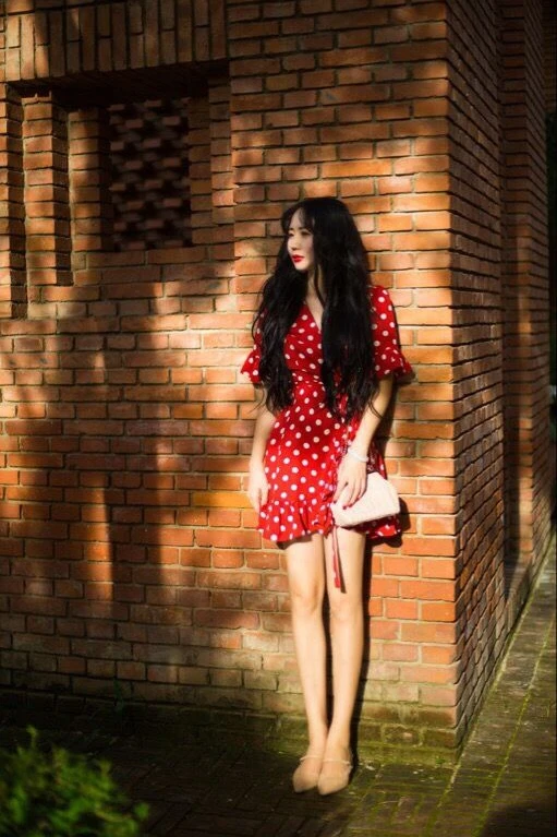 

2018 spring and summer French retro red wave dress V-neck strap holiday dress