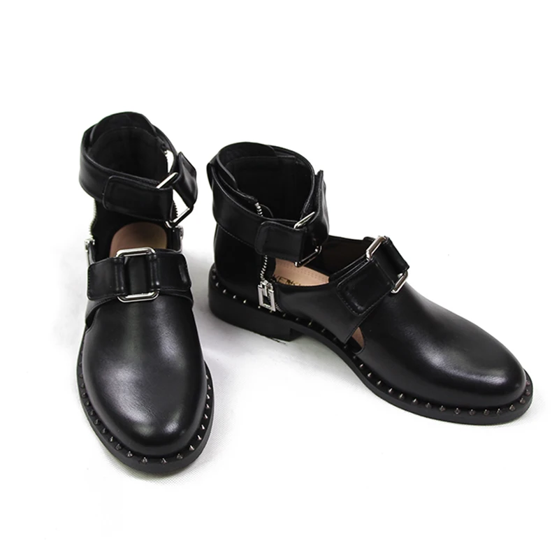 Летние женские ботинки на низком каблуке с заклепками и металлическим