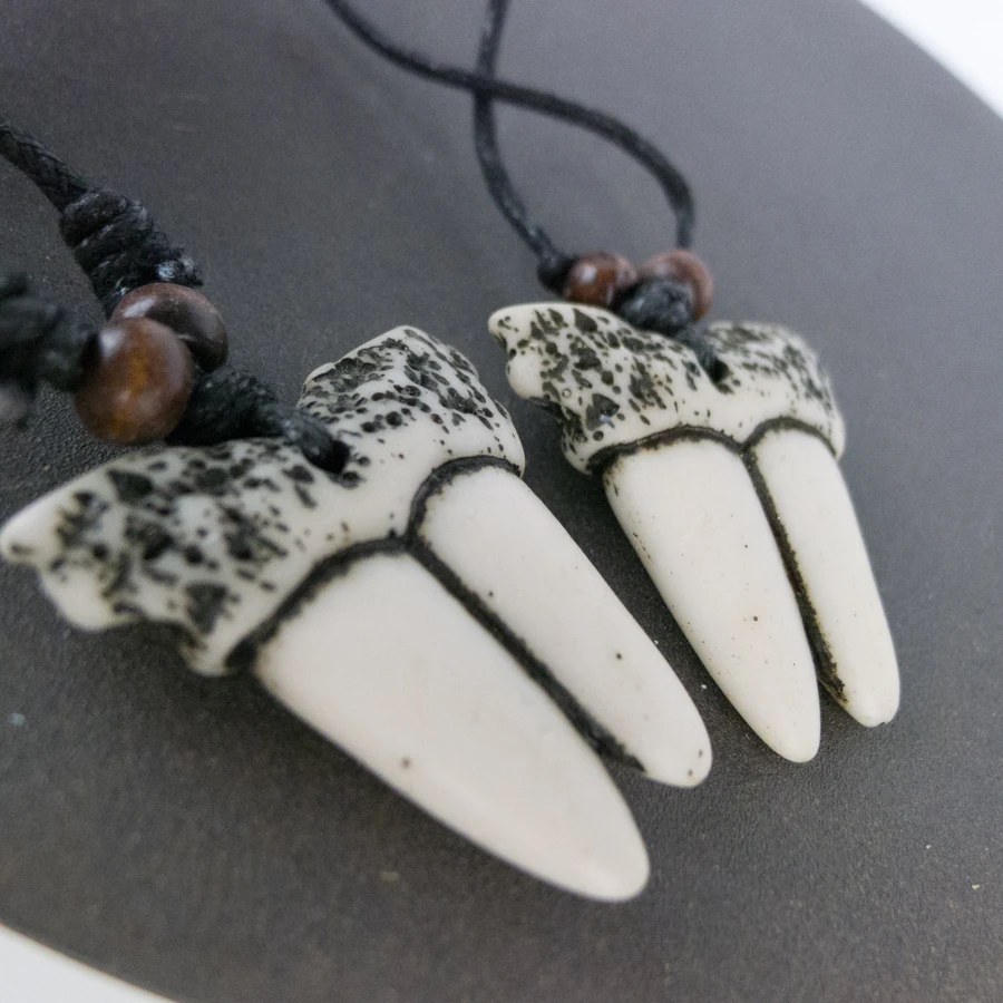 

Подвеска в виде белых зубов в виде животного