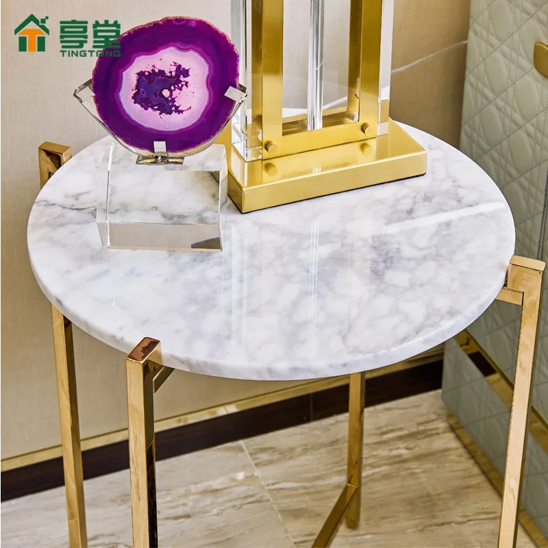 Маленький журнальный столик с позолоченной стальной рамой 60 см (23 дюйма) круглой