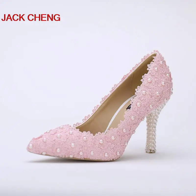 Модные пикантные свадебные туфли с острым носком украшенные белым кружевом