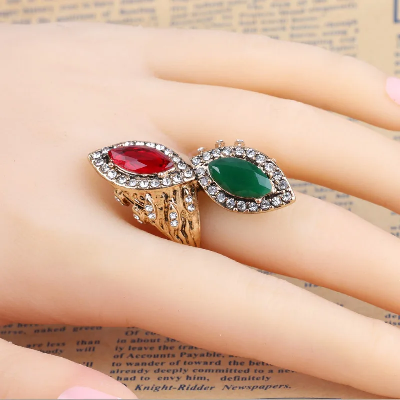 Большое обручальное кольцо с красным и зеленым фианитом для женщин на палец