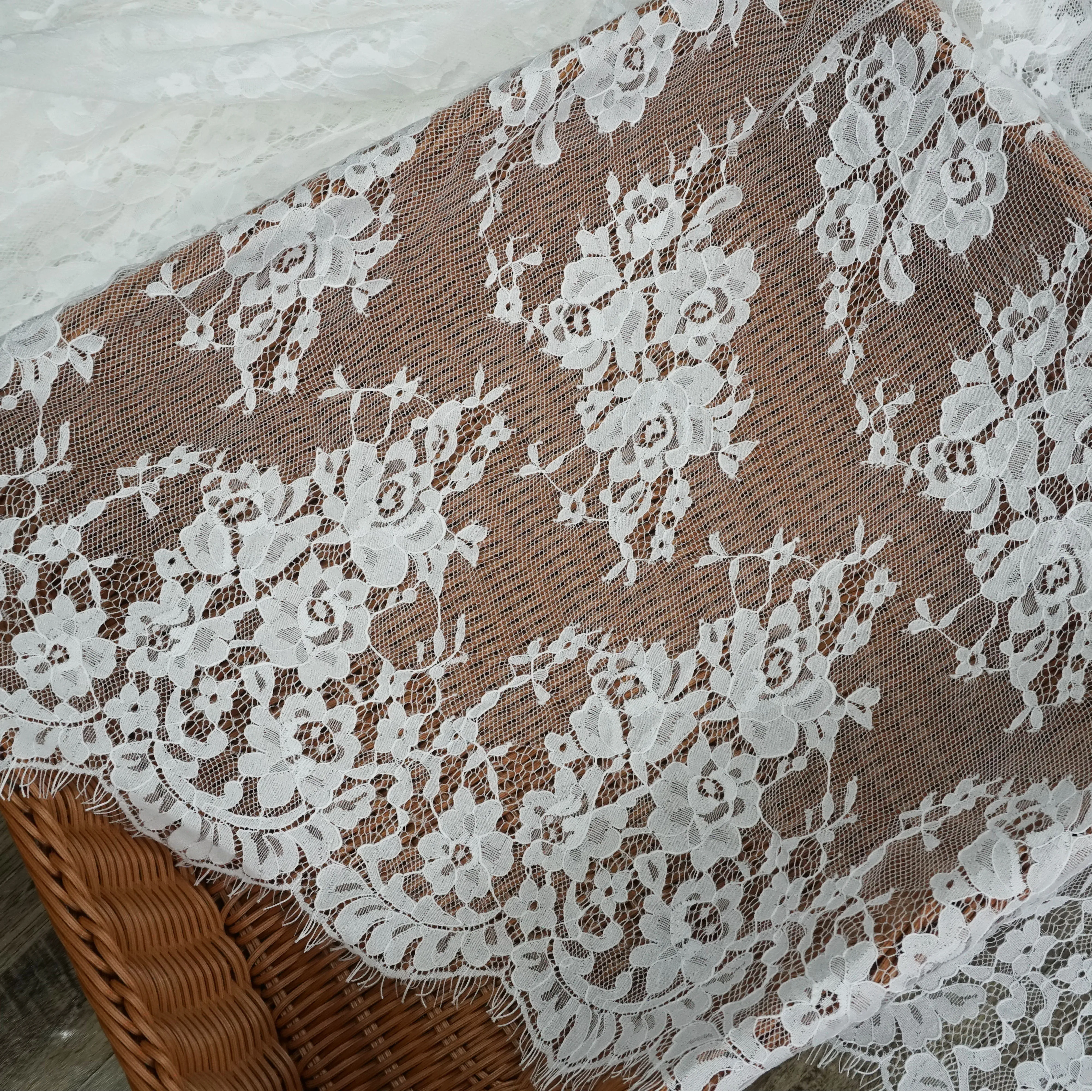 Lucy Lace Boutique 150x300 см/шт. Хорошее качество свадебное платье кружевная ткань с белыми и черными цветами ресницы кружева шантильи