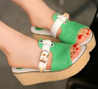 Новинка Красивые женские сандалии и шлепанцы Модные на платформе Пляжная обувь
