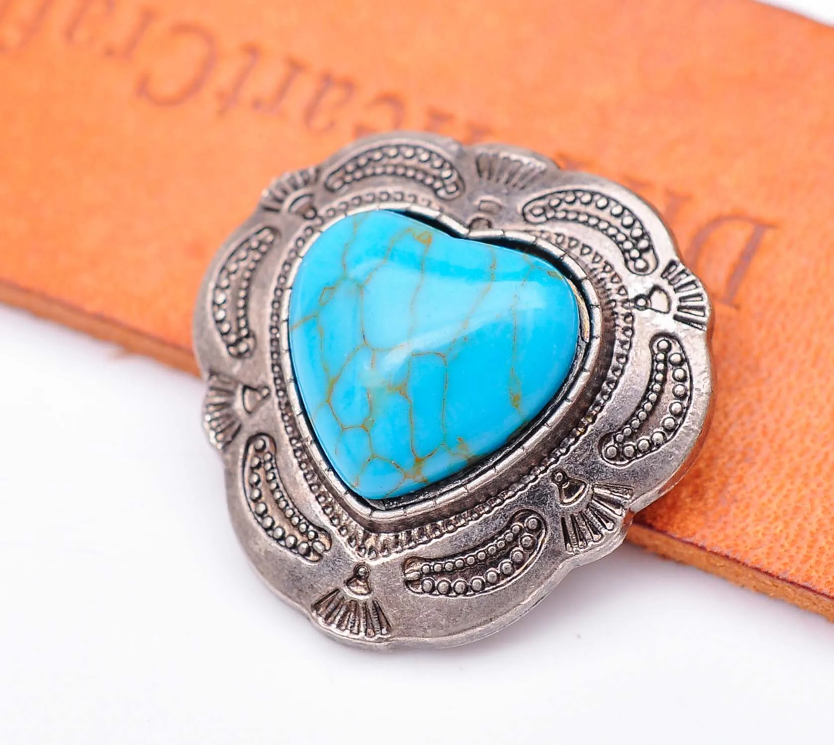 

30mm Antique Silver Southeast Floral Engraved Love Heart Turquoise Leathercraft Concho For Horse Saddle Tack Decor Screwback