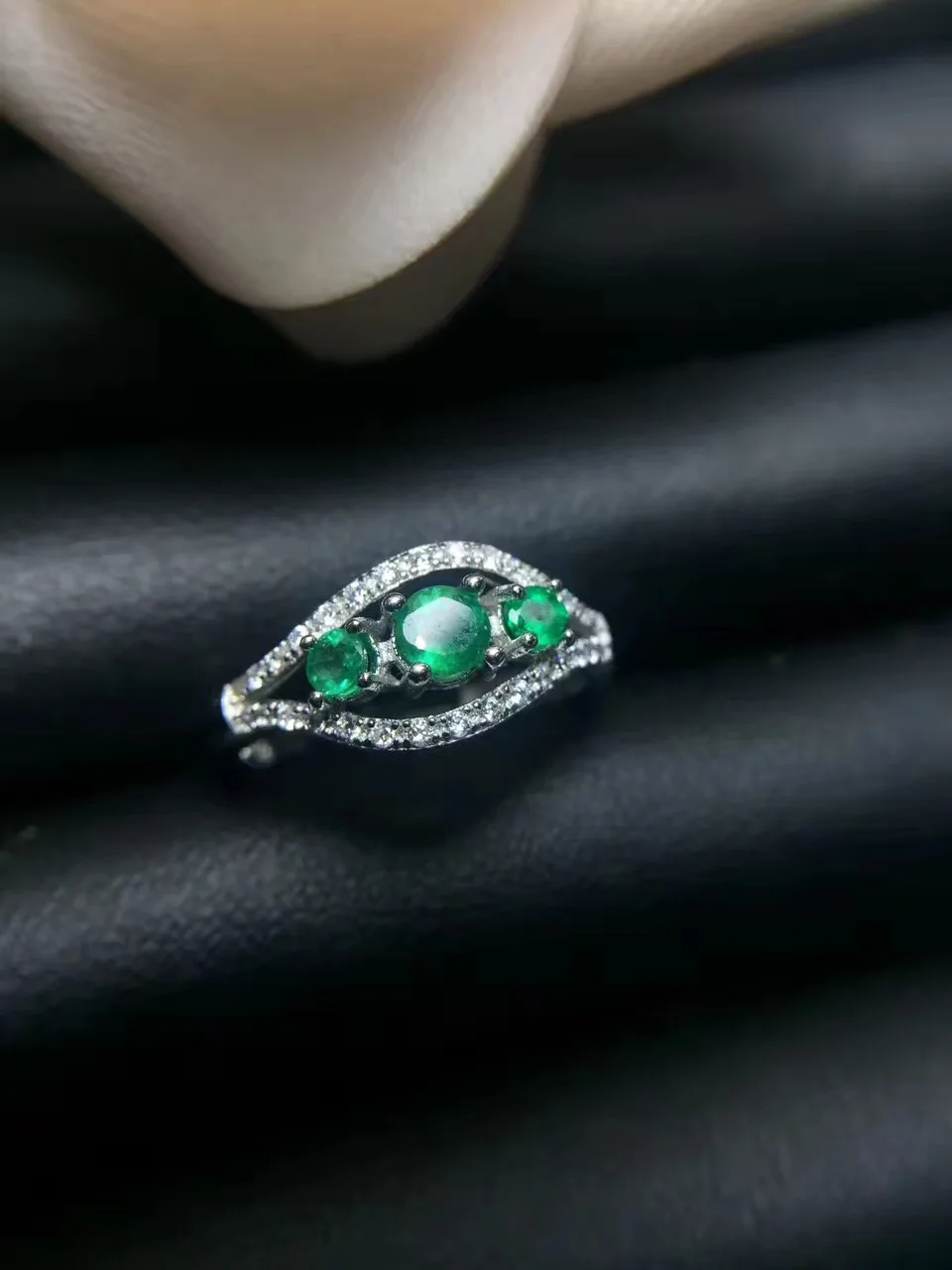 

Natural emerald ring Free shipping 925 sterling silver Fine jewelry