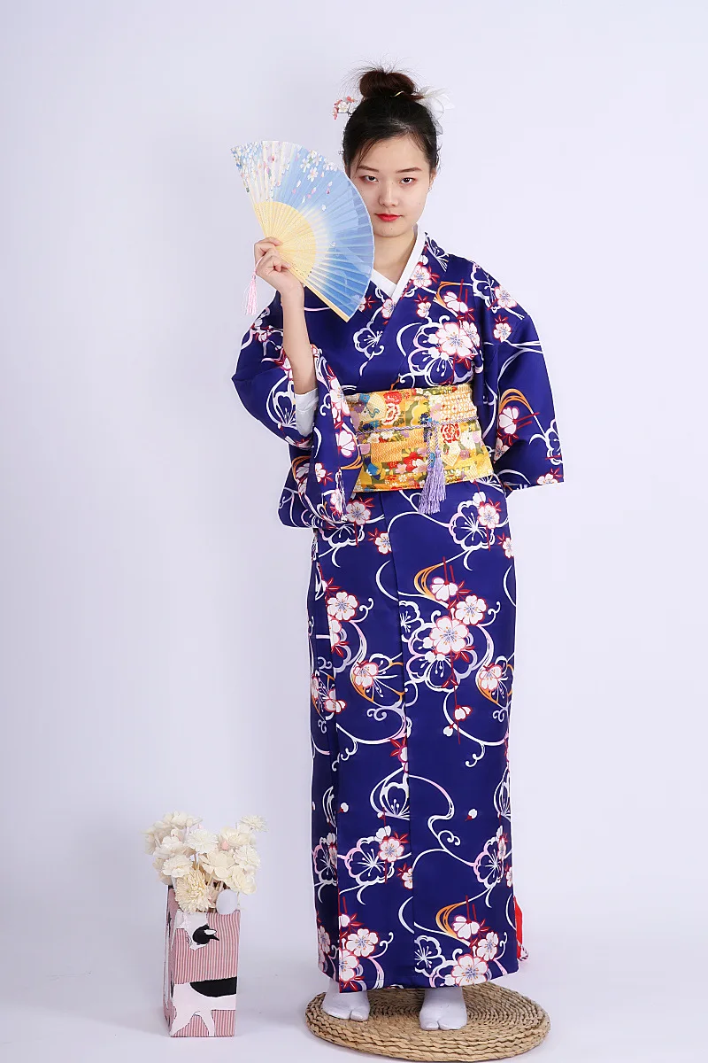 Женский банный халат-кимоно из плотного материала можно использовать в