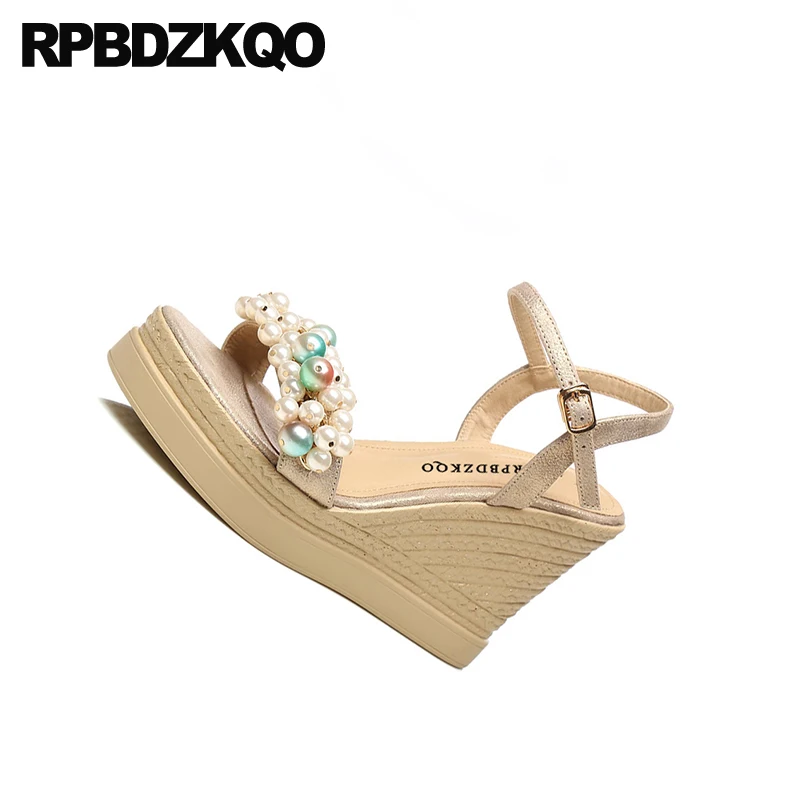 Элегантная обувь с золотистым ремешком и жемчугом Известный бренд Женские